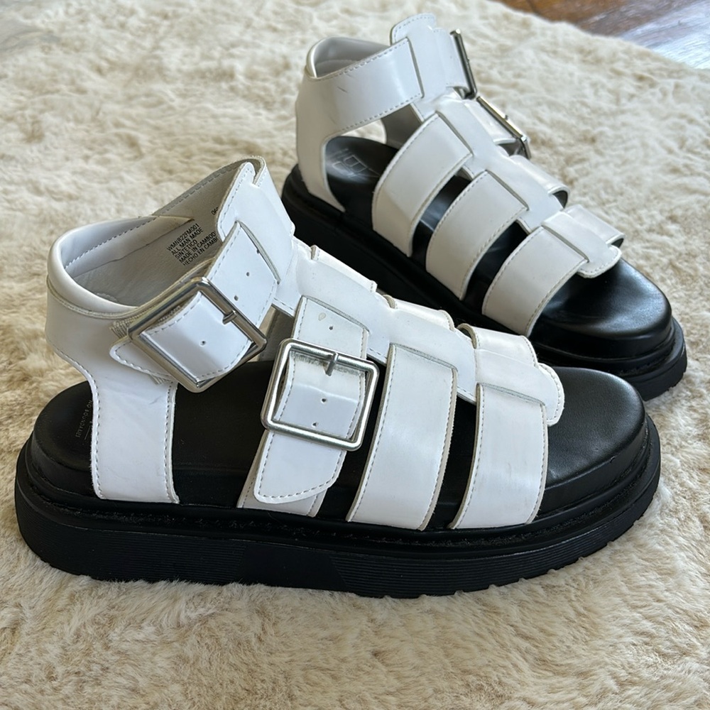 White and black chunky buckle sandals, size 8
